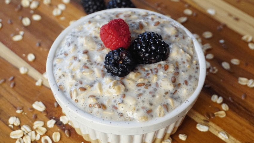 Drei einfache für proteinreiches Porridge und Müsli