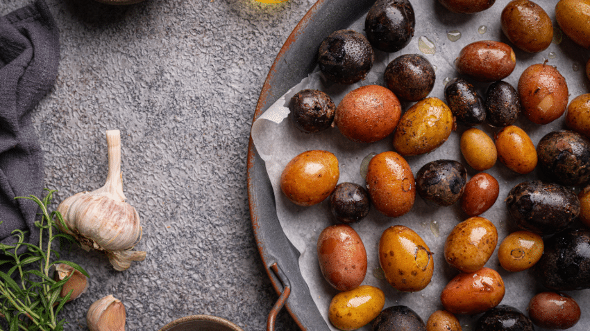 Gerichte mit bunten, exotischen Kartoffeln