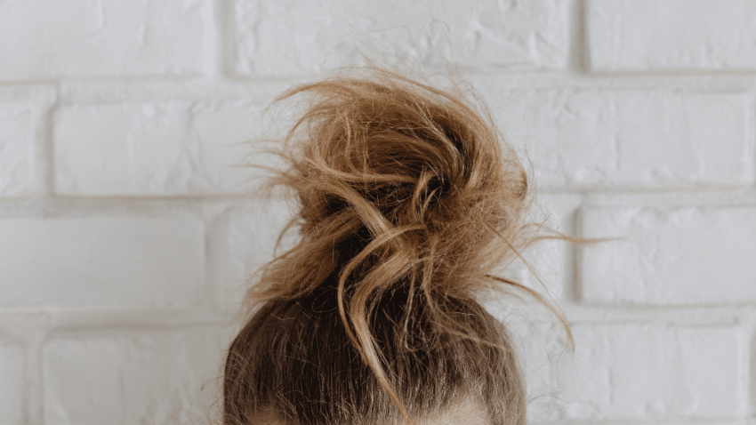 Warum sind Haare morgens trotz Pflege frizzig?