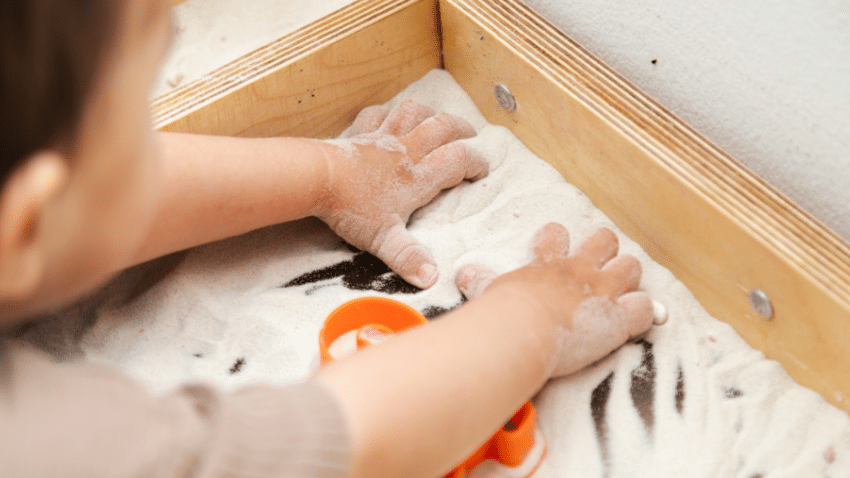 Darum ist selbstständiges Spielen ohne Erwachsene für Kleinkinder so wichtig