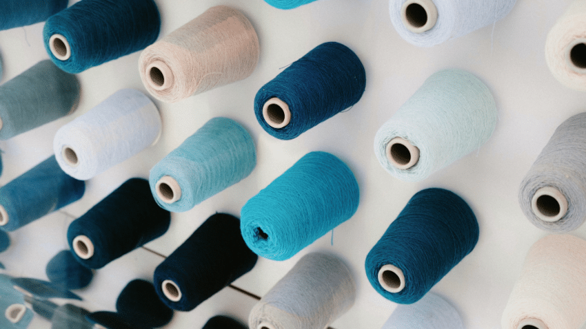 Warum viele nachhaltige Regenjacken Polyester enthalten