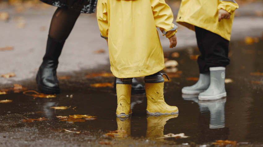 Die besten veganen Regenjacken und Matschhosen für Kinder ohne PFAS