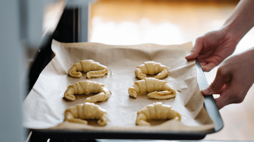 Backofen: Dauerbackmatte statt Backpapier | Wann sie besser passt