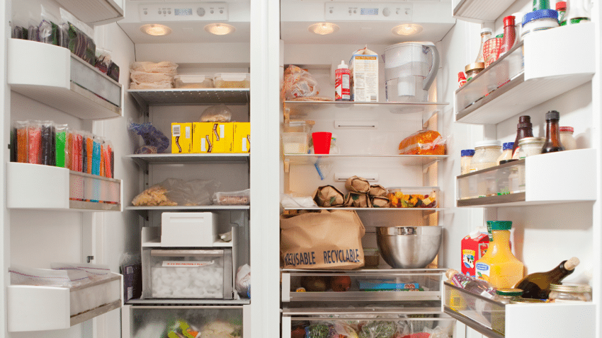 Wie hilft Natron gegen unangenehme Gerüche im Kühlschrank?