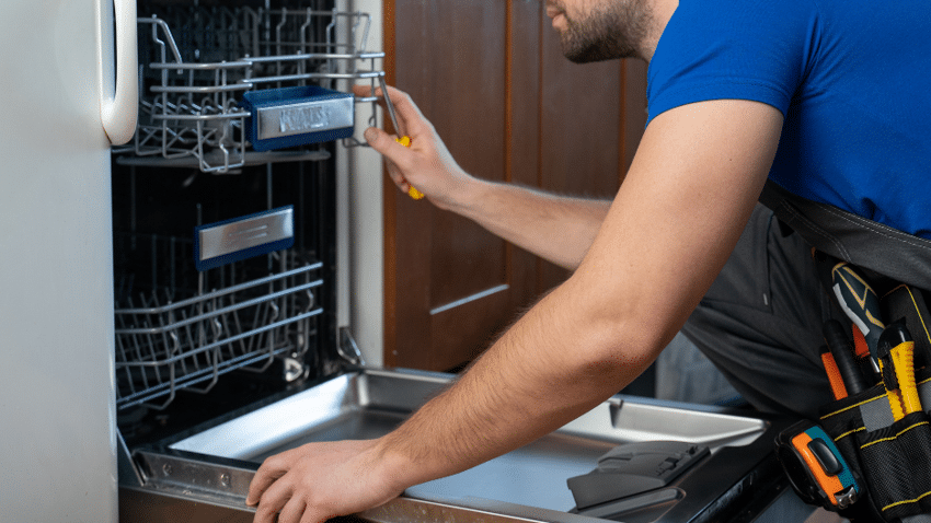 Bei erfassten Produkten kannst du künftig vom Hersteller eine Reparatur verlangen, wenn sie technisch möglich ist und die relevante Reparaturpflicht greift.